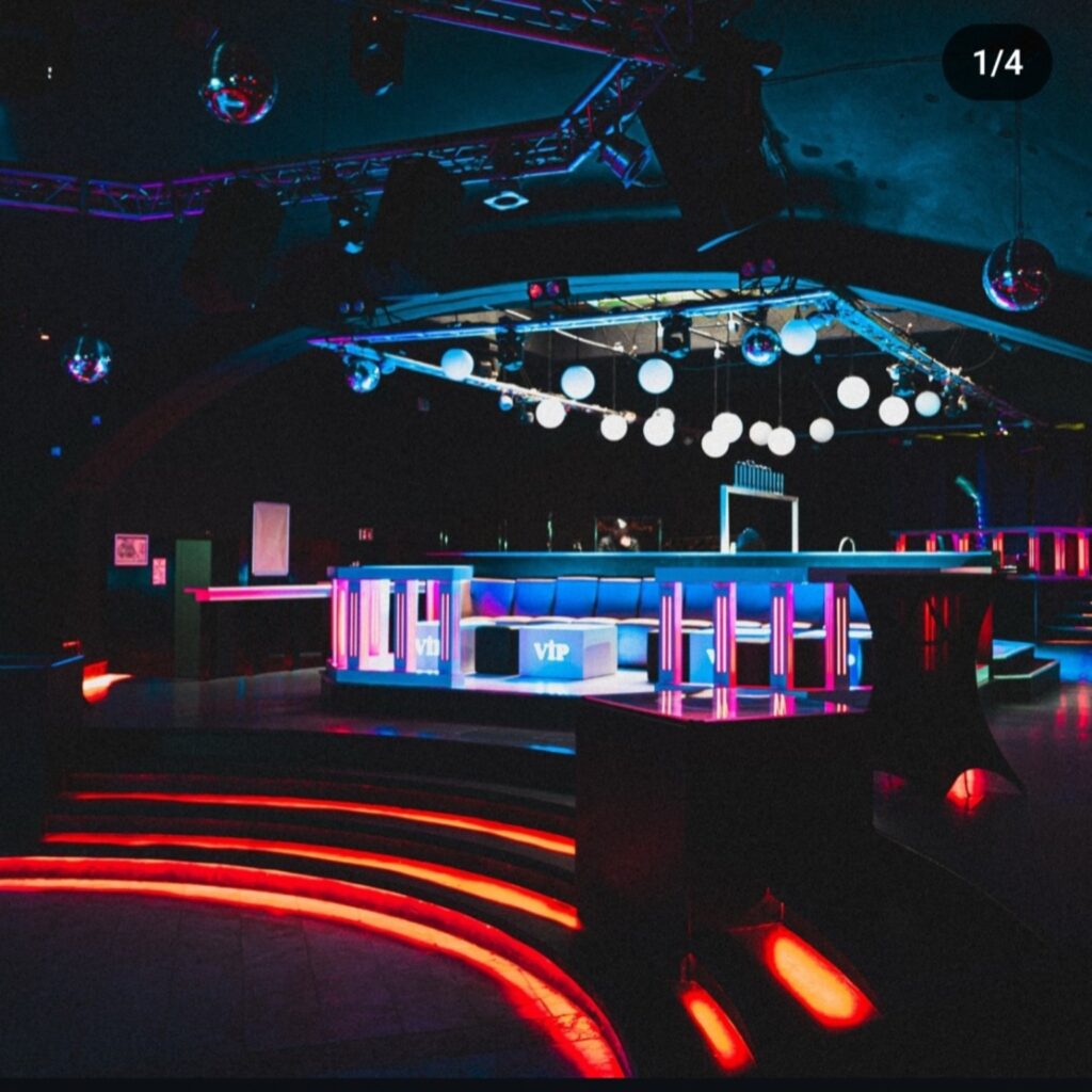 Installation von LED-Beleuchtung und VIP-Bereich in einem Club in Auggen – Eventtechnik von IMP Event Production