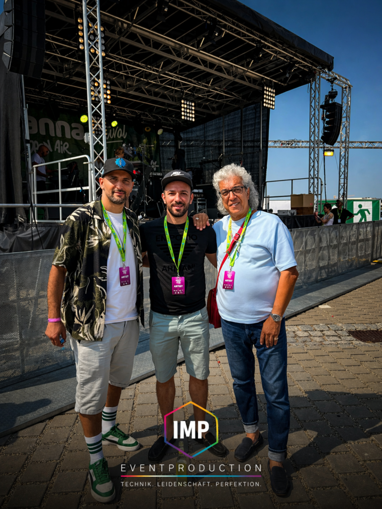 Eventtechnik Team vor Open-Air Bühne in Freiburg – Bühne, Licht und Tontechnik von IMP Event Production