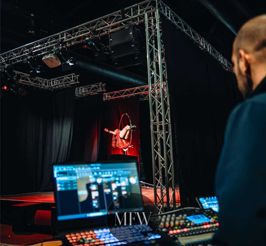 Traversenkonstruktion mit Moving Heads und Lichtpult bei der Mulhouse Fashion Week