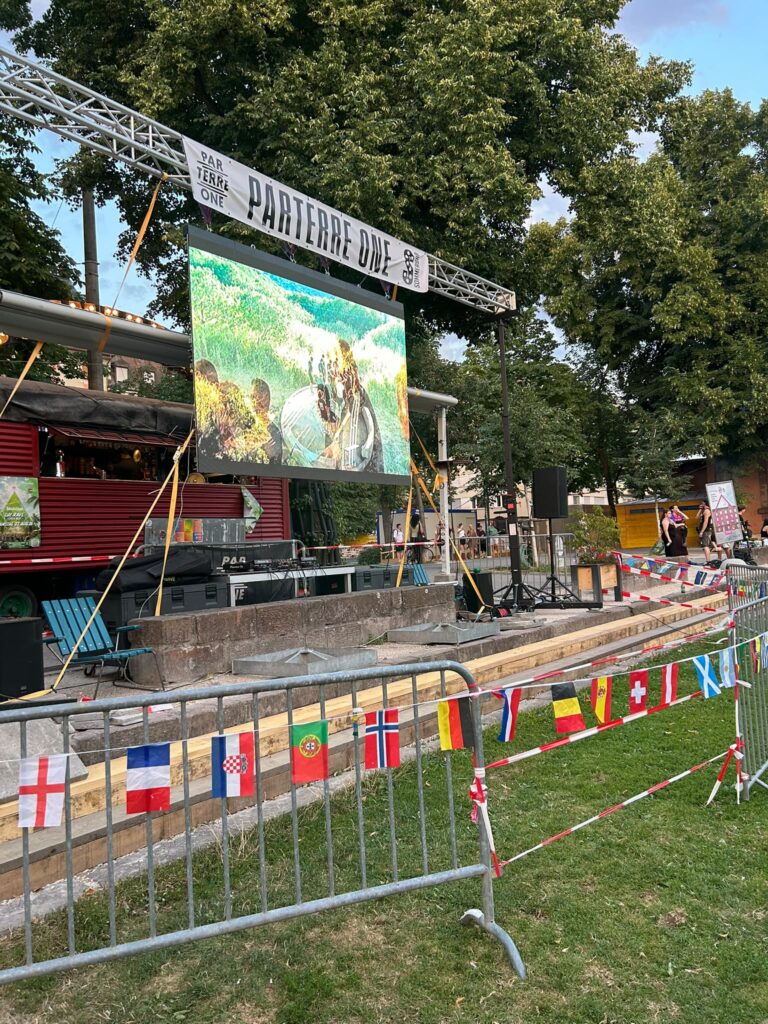 LED-Wand auf Traversenkonstruktion beim Public Viewing zur Fußball-WM in Basel