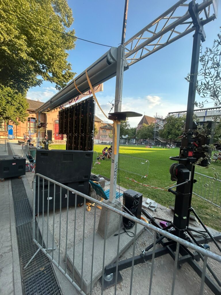 Traversenkonstruktion mit LED-Modulen und Lautsprecher beim Aufbau in Basel