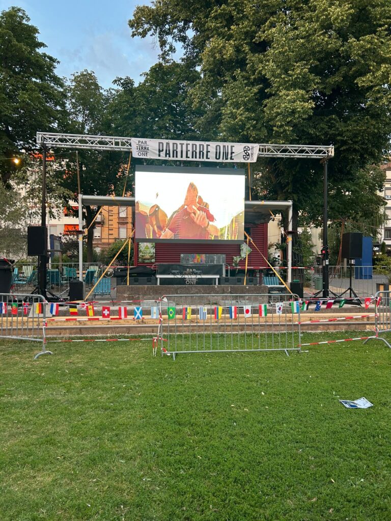 Kompletter Aufbau mit LED-Wand, Traverse und Beschallung auf dem Kasernenareal Basel