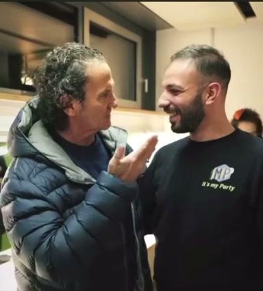 Enzo Salvi im Gespräch mit einem Mitarbeiter von IMP Event Production in Rheinfelden