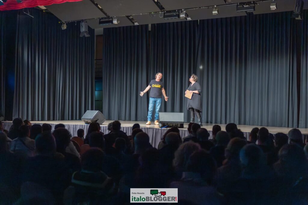 Seitlicher Blick über das Publikum zur Bühne beim Gastspiel in Rheinfelden
