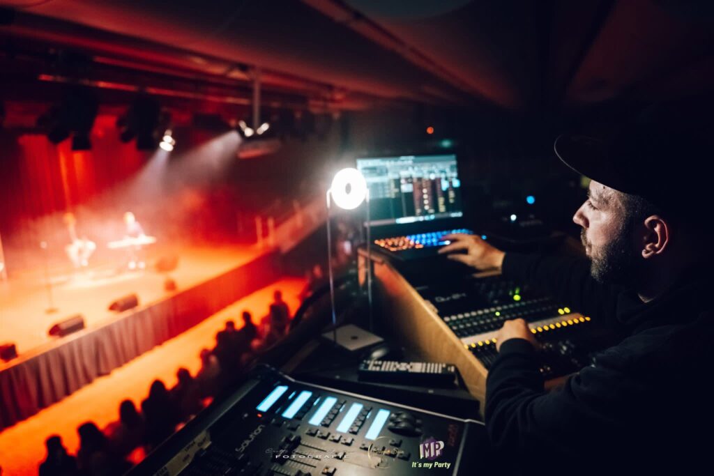 Techniker von IMP Event Production am Lichtpult während des Konzerts im Bürgersaal Rheinfelden